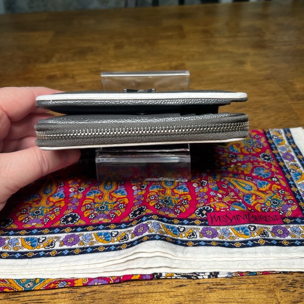 Saint Laurent Grey Pebbled Leather Compact Wallet with White Trim - Picture 6 of 10